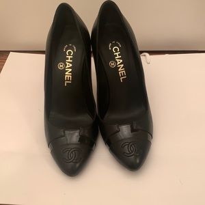 Chanel size 37 Black Pumps